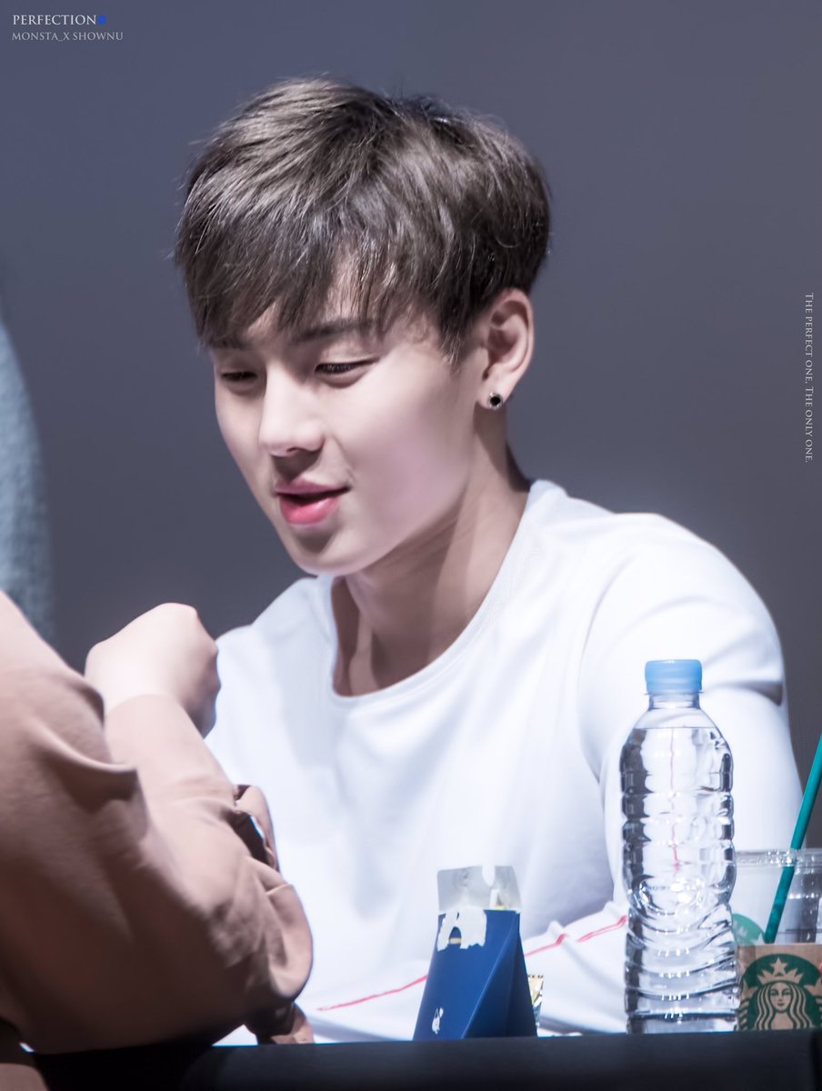 Perfection0618's tweet photo. 170416 여의도 팬싸
@OfficialMonstaX #몬스타엑스 #MONSTA_X #셔누 #SHOWNU #아름다워 #BEAUTIFUL #TheCLAN 2.5
혀누는 26쨜 아니고 26개월이지요...?8ㅅ8 https://t.co/MN11IjZPKP
