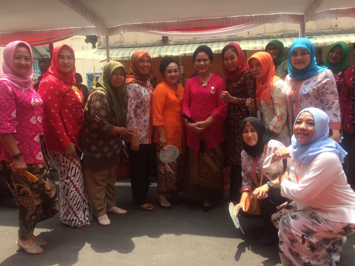 Selamat Hari Bidan Sedunia Pak <a href="/jokowi/">Joko Widodo</a>, Ini Bidan Desa Pak! 📢😀💥 Bu Menkes <a href="/NilaMoeloek/">Nila Moeloek</a> Bu <a href="/IrianaJokowi_/">IBU NEGARA </a>