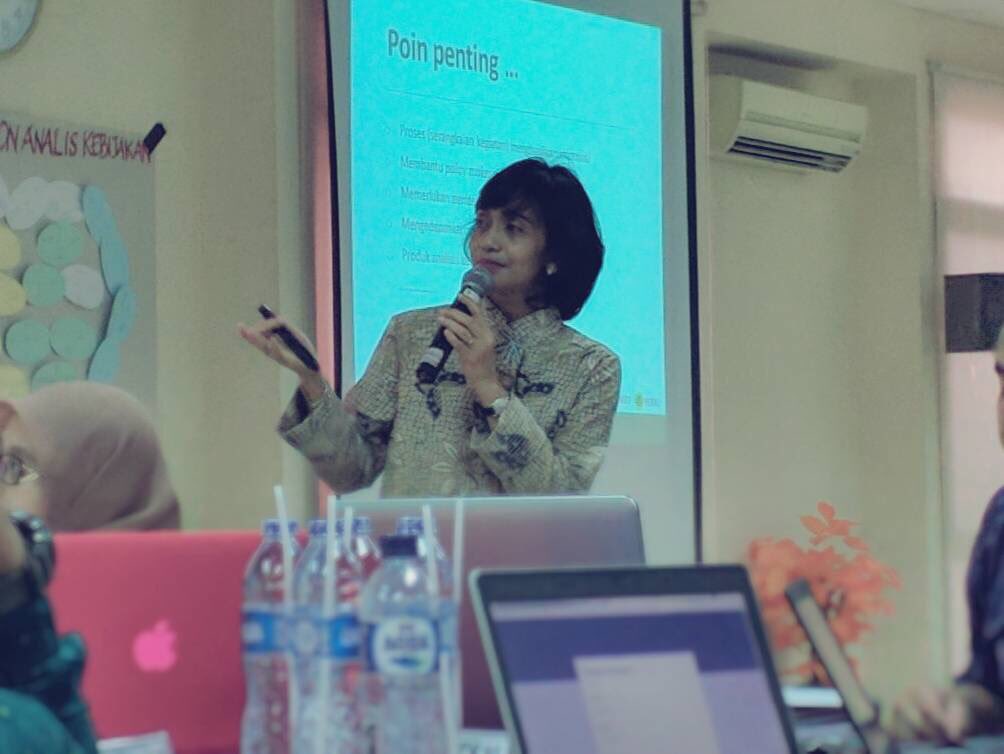 d1_lanri's tweet photo. Ceramah Analisis Kebijakan Publik oleh ibu @renisuzana1 dlm kelas Pelatihan Calon Analis kebijakan #infoPusaka #pelatihanCAK https://t.co/llQtRzTUPN