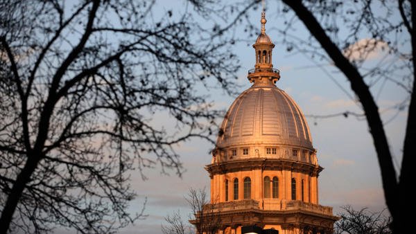 chicagotribune's tweet image. Illinois Senate passes bill to prevent state, local police from making arrests due to person's citizenship status trib.in/2qKw64r