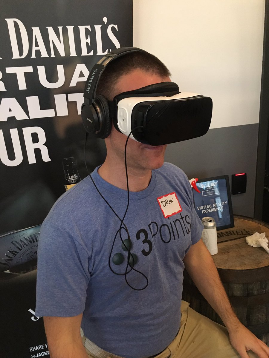 Thanks to @ChicagoBlueSky for the fun event tonight @WeWork - @DrewMauck even got the full #VR experience! #ChicagoTech