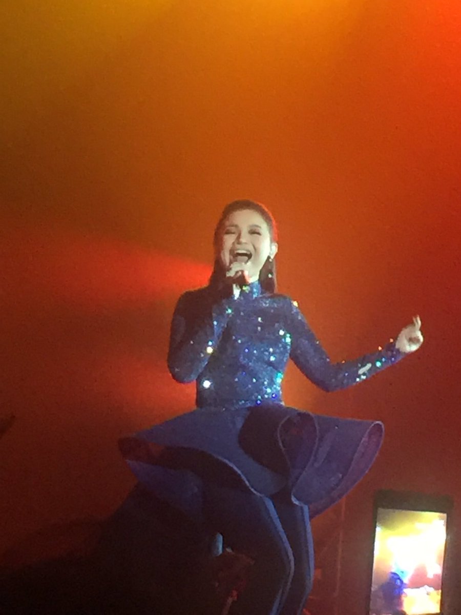 netzpurple's tweet photo. #thejourneyof21dazzlingyears @mynameisrossa nda bisa move on dari konser nya bubu 😘😘😘 https://t.co/UzwuJAWmF3