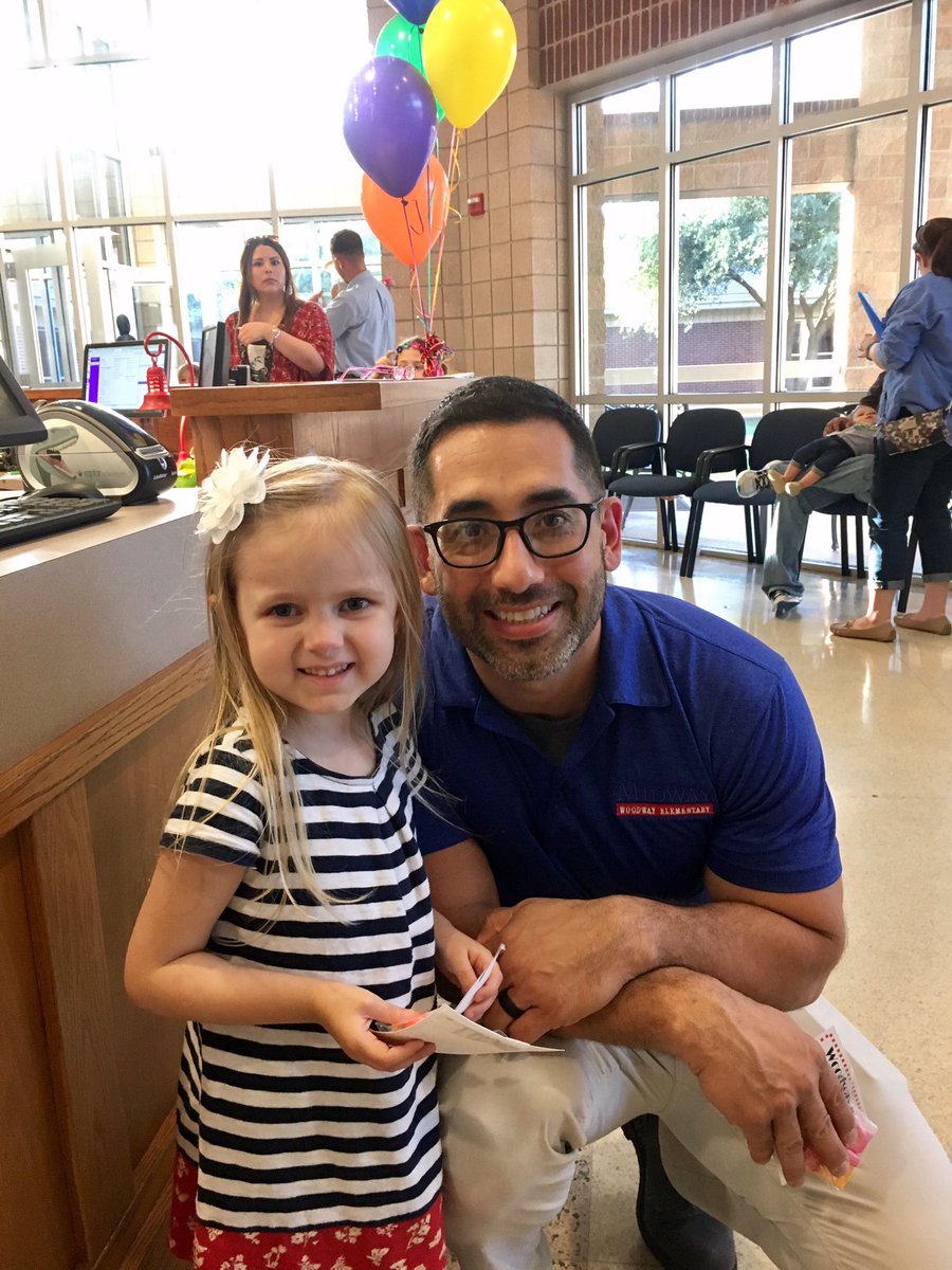 EcholsFirsties's tweet photo. Kinder Roundup @WoodwayElem! @MidwayISD #4thgradegreeters #harperstartskinder https://t.co/e1ga6LIVci