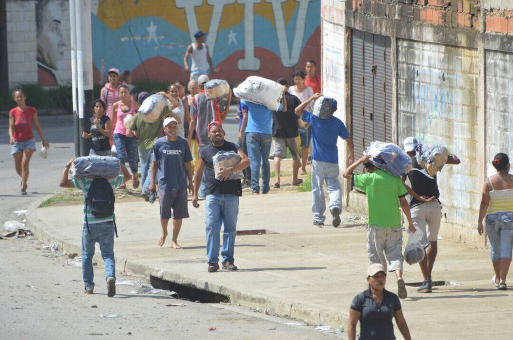 pueblo_hnos's tweet photo. Hoy #4May los barrios en sociedad con la #PNBdelPSUV de #Valencia Saquearon #Mocasa convirtieron a #CaraboboEnCaos https://t.co/2IWR6vVvbL