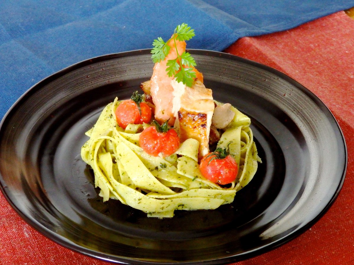 ninimonmon's tweet photo. Fettuccineでジェノベーゼを作りました。
彩りに四万十鶏もも肉とサーモンとプチトマトをそえています。
#Fettuccine #洋食  #四万十鶏  #genovese #ジェノベーゼ #muslodepollo #スモークサモン #プチトマト #バジル https://t.co/eFz3Zb7Tyv