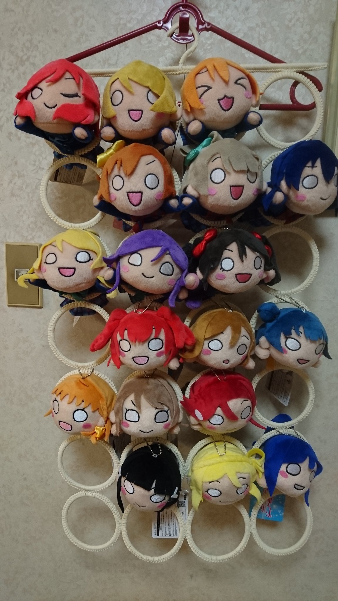 詩音 Nnnの飾る用に買ってみたが凄くいいっ Ikeaのコムプレメント マルチュースハンガーです 各1で集めてるので少々空白あるけど 推しメンを複数集められてる方には是非とも勧めたい 飾り方によってはkcmもいけると思うので今研究中 寝そべり