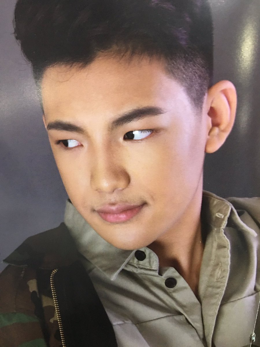 Astroplus1's tweet photo. #DarrenEspantoDE Physical Copy!!! 😍😍😍 See you later at Astroplus Megamall, 6PM!!! https://t.co/QY5BbAiK8w
