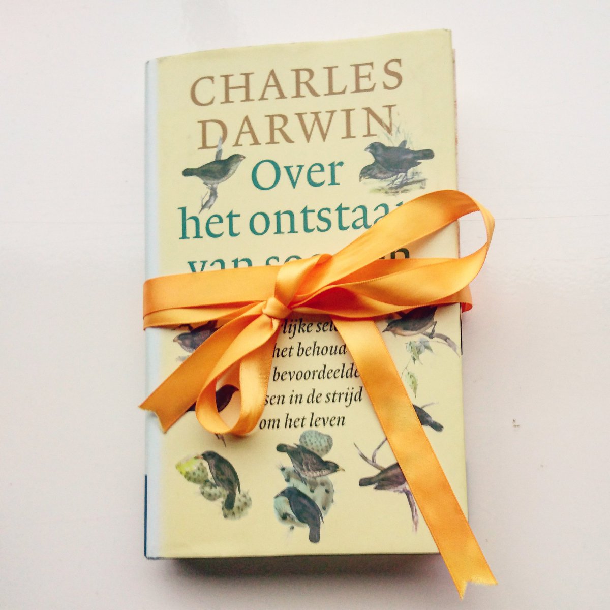 En terwijl de Jehovas zich installeren op het station begin ik alvast dit boek te lezen... 📖 #Darwin #goedverjaardagscadeau