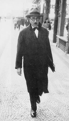 DanniSr8's tweet photo. 🌿Je m'étais levé tôt,
        Et je traînais
Pour me préparer à exister.

Fernando Pessoa (Le livre de l'intranquillité) https://t.co/sW3asbpIV8