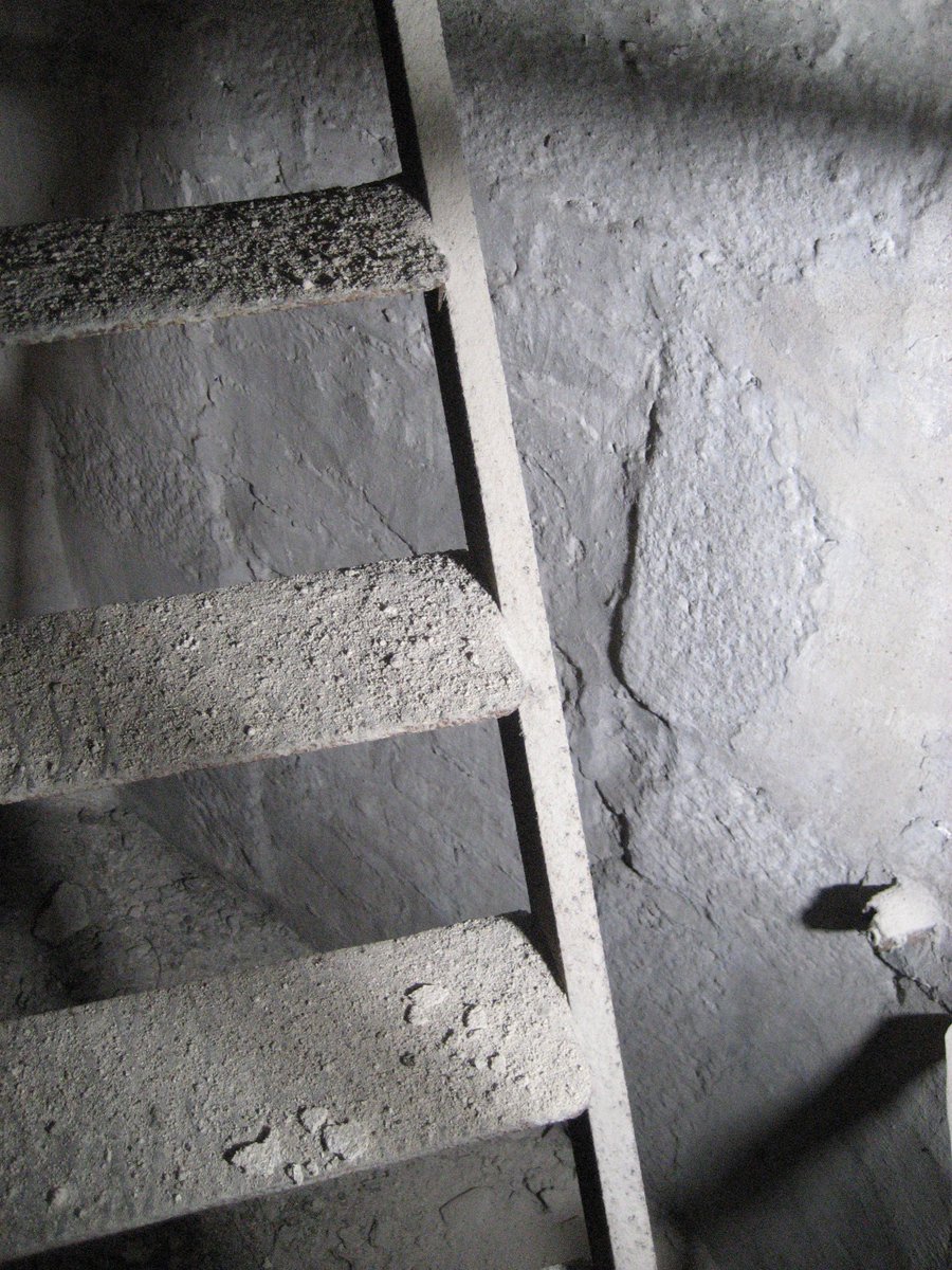 bielmartinroig's tweet photo. La porta tapiada que dona accés a l'escala del cargol descoberta al campanar de #Palamós #Girona #patrimoni #història #Empordà #gotic https://t.co/pWLK8ZkWiZ