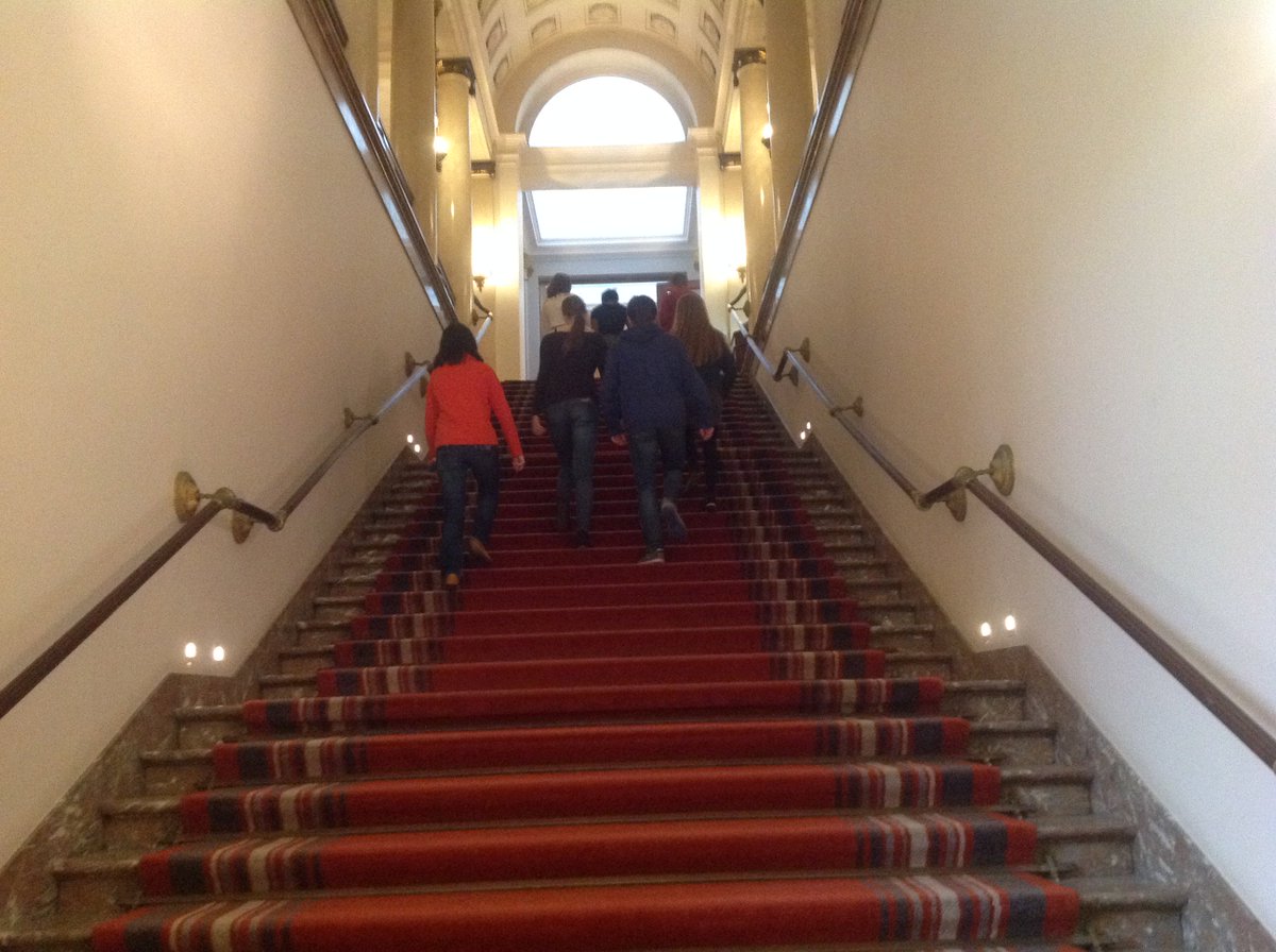 KRASGlobelink's tweet image. De eerste leerlingen vertrekken in een plechtige stoet naar het halfrond in de #senaat voor #plenum17.