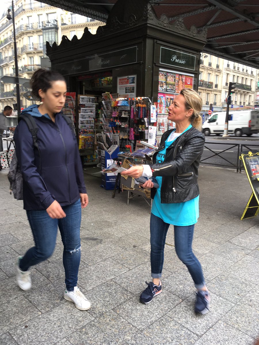 TaisenMaeda's tweet photo. #JeVoteMacron #MacronPresident #EnsembleOnContinue
Tractage barbes @EnMarcheParis18 @TaisenMaeda https://t.co/gVYGsKd0D7
