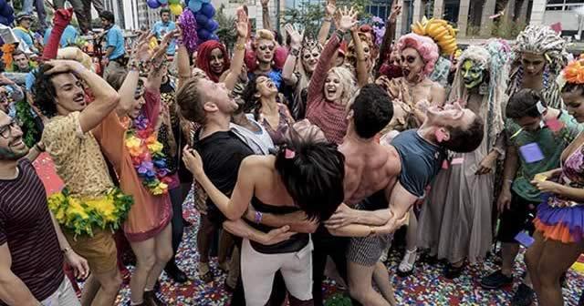 Madmoizelle's tweet photo. Sense8 saison 2 est sortie sur Netflix ! https://t.co/EqouDG4pIa https://t.co/IwYHUrQpKy