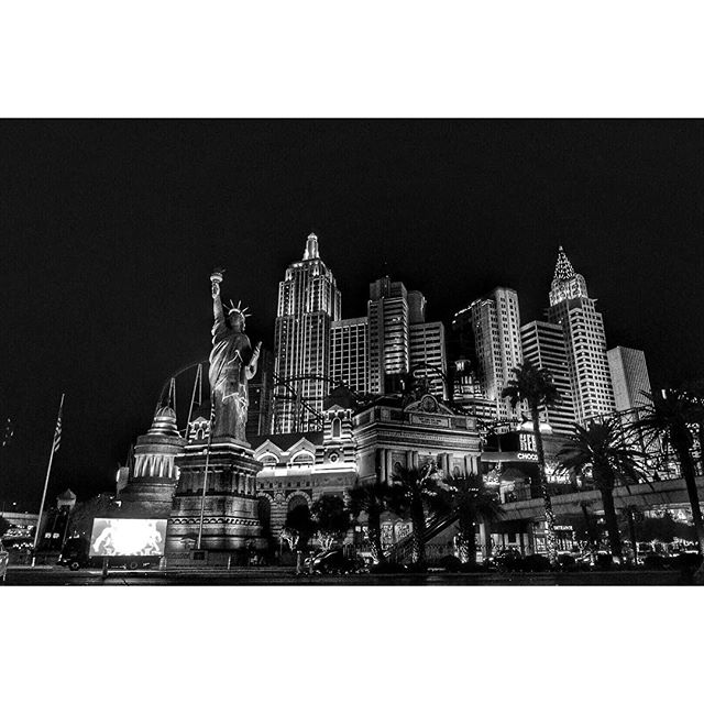 NYNYVegas's tweet photo. Retweet if you'd rather be here in Vegas. https://t.co/hSvnsrY2NE