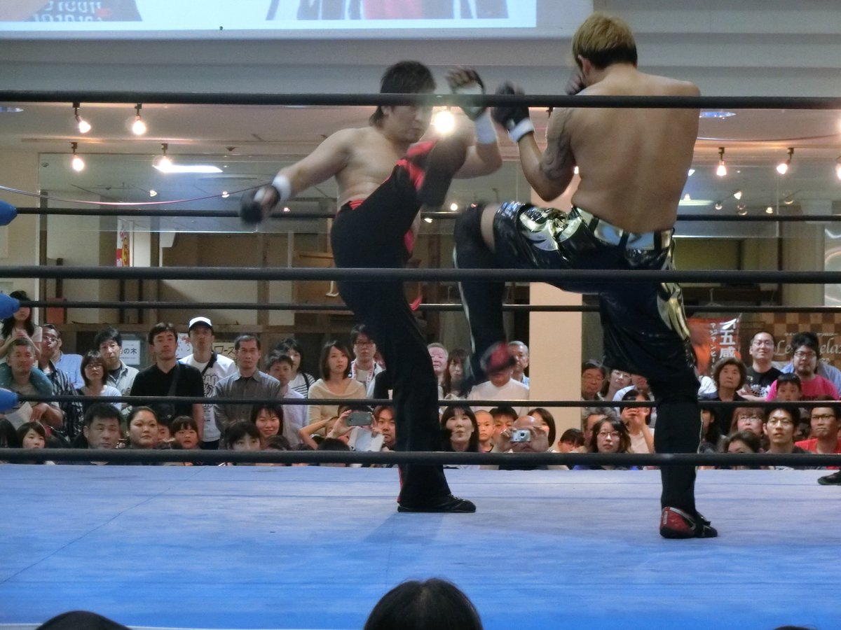 shikamasa's tweet image. #KASSAMA お互いキックで牽制する中、JADEがローキック、橋本は間合いを詰めてコーナーに押し込む。