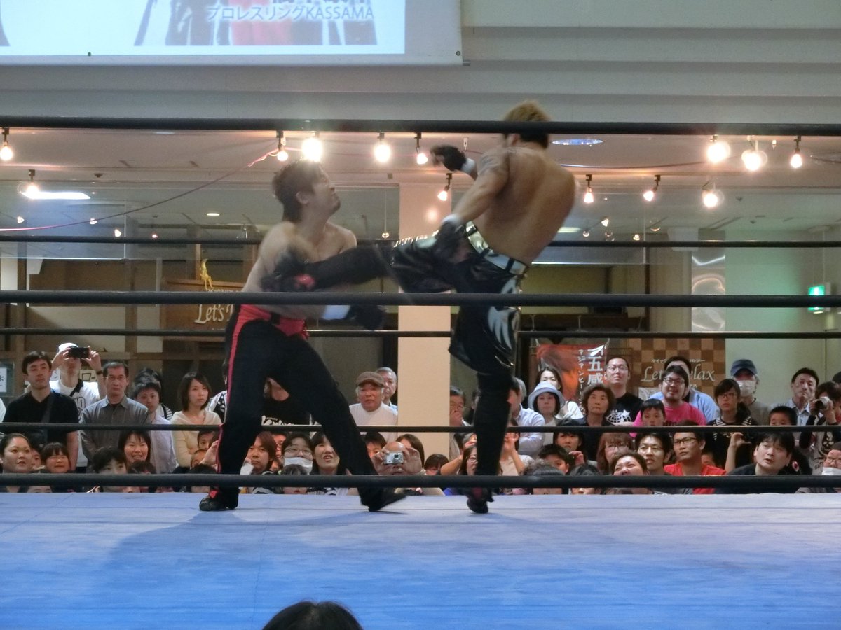 shikamasa's tweet image. #KASSAMA お互いキックで牽制する中、JADEがローキック、橋本は間合いを詰めてコーナーに押し込む。