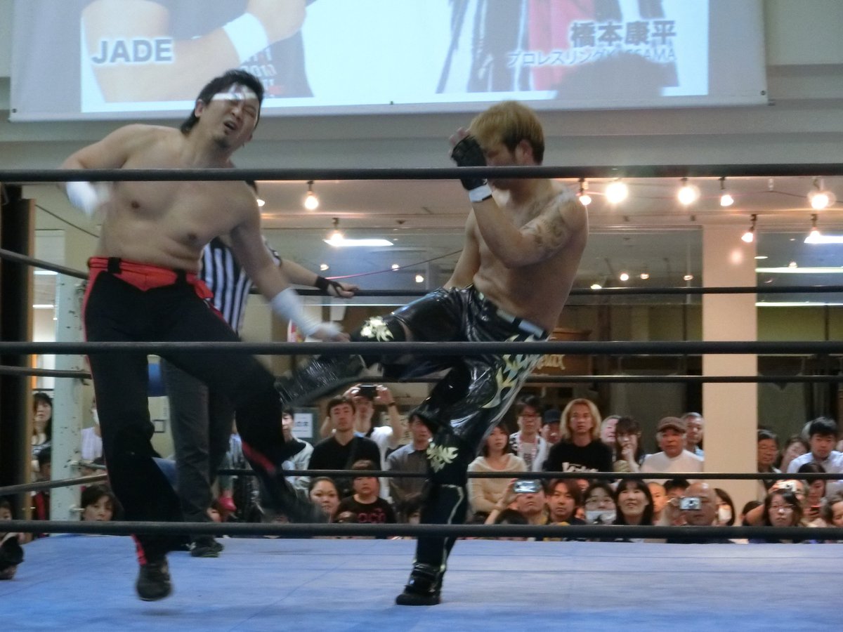 shikamasa's tweet image. #KASSAMA お互いキックで牽制する中、JADEがローキック、橋本は間合いを詰めてコーナーに押し込む。