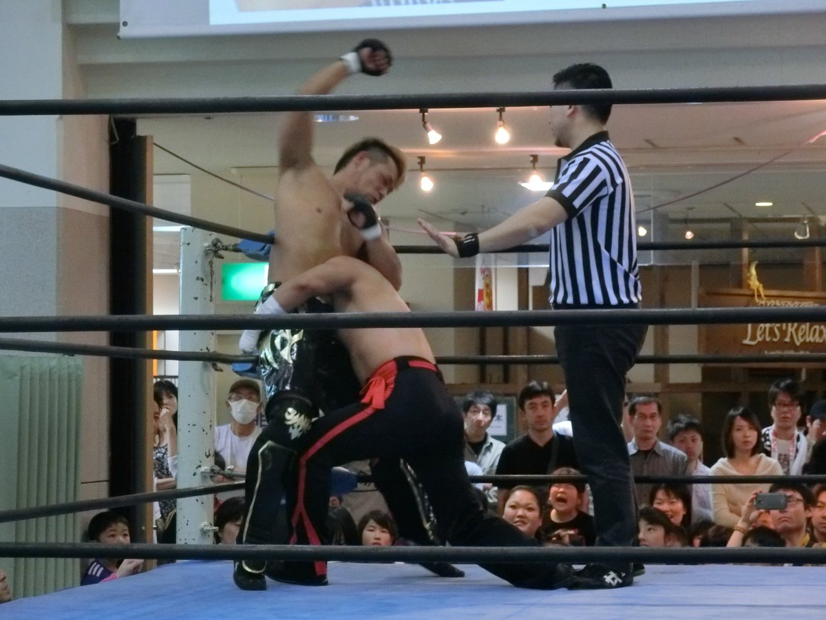 shikamasa's tweet image. #KASSAMA お互いキックで牽制する中、JADEがローキック、橋本は間合いを詰めてコーナーに押し込む。