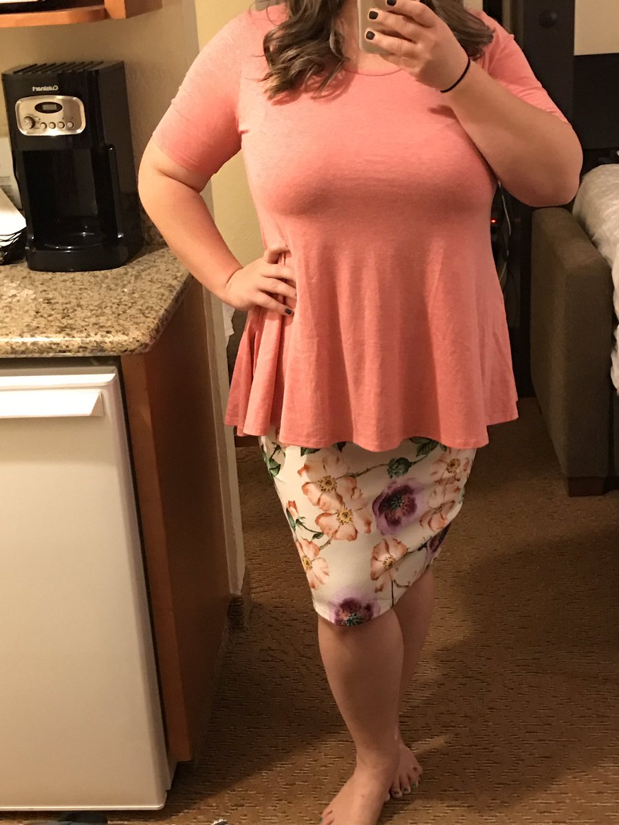 elizabethg86's tweet photo. Omg this Cassie and Perfect Tee are 😍😍 #lularoe #howdoyouroe https://t.co/IN0Ahdkgvm