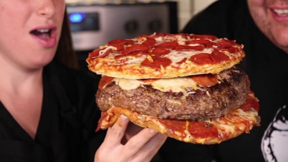 【狂気感】ピザの入ったハンバーグをピザで挟むというカオスな食べ物その名も「PIZZA INSIDE A BURGER INSIDE A PIZZA」。8444kcal。