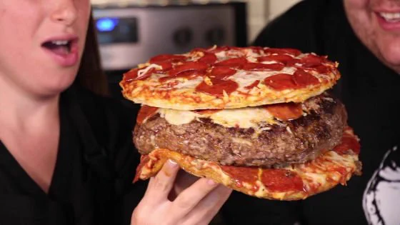 カオスすぎて辛いwwピザの入ったハンバーグをピザで挟むww