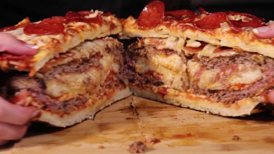 カオスすぎて辛いwwピザの入ったハンバーグをピザで挟むww