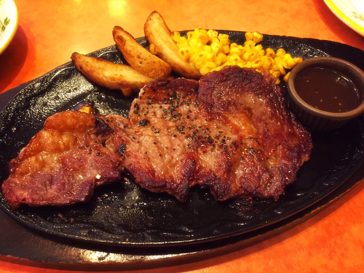 Dominique298's tweet photo. サイゼリヤというとこ入ったけど…安い！ガスト的な感じなんですね〜。リブステーキとトリフアイスクリーム٩(๑❛ᴗ❛๑)۶ https://t.co/LvDMqG1O4A
