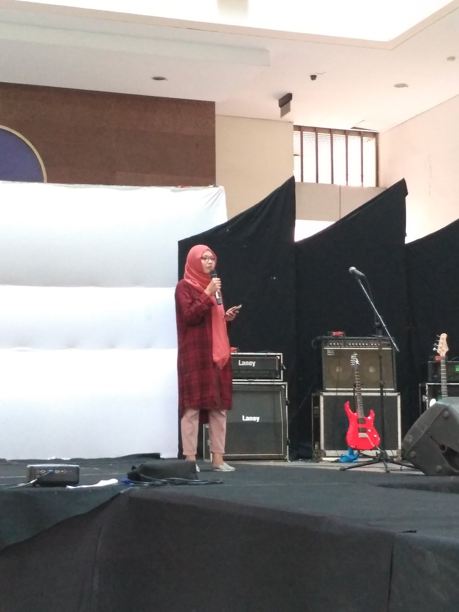 Sambutan ketua prodi Desain Mode dan pimpinan Polimedia.