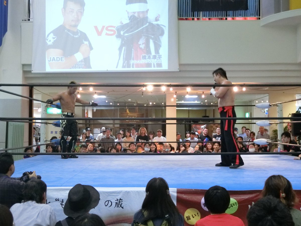 shikamasa's tweet image. #KASSAMA 橋本が｢強くなったな｣と言葉をかければ、JADEは｢弱くなったな｣と返す。
橋本および団体とJADEの間にどんなわだかまりがあったかは知らないけど、大阪で頑張って成長したってことについては橋本さんも認めたんだろうな。