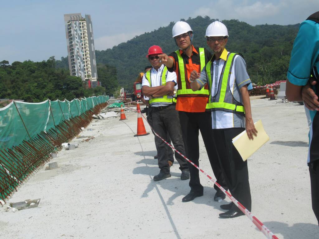 dzainalabidin's tweet photo. Meninjau perkembangan projek naiktaraf Jln Persekutuan FT006 Teluk Kumbar ke Airport Byn Lepas bernilai RM220 juta. Awal tahun depan dibuka. https://t.co/HqgdDMDyih