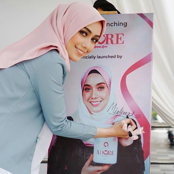 Nak cantik dan sihat? Nak kurus macam Mia Ahmad? Apa rahsia dia? Jawapannya ialah Jamu moden ADORE by Mia Ahmad. wasap.my/601111146465