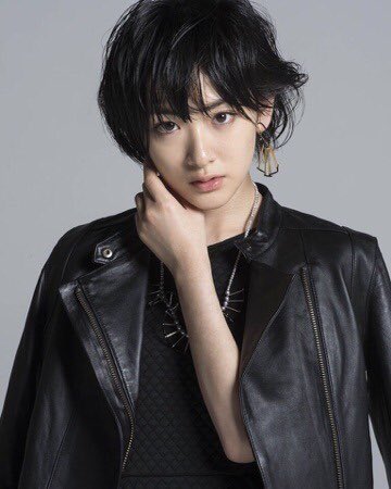saka_46_'s tweet photo. これどっちも拾い画だけどまじで別人かなってくらい印象変えられる女の子やんな！

可愛いしかっこいい。ポンコツだけど才色兼備。 https://t.co/qwtldGCfun