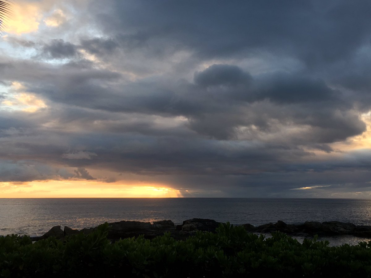 mqle's tweet photo. Sunset from Ko'Olina. #SVBClub https://t.co/SvrxymKP7g