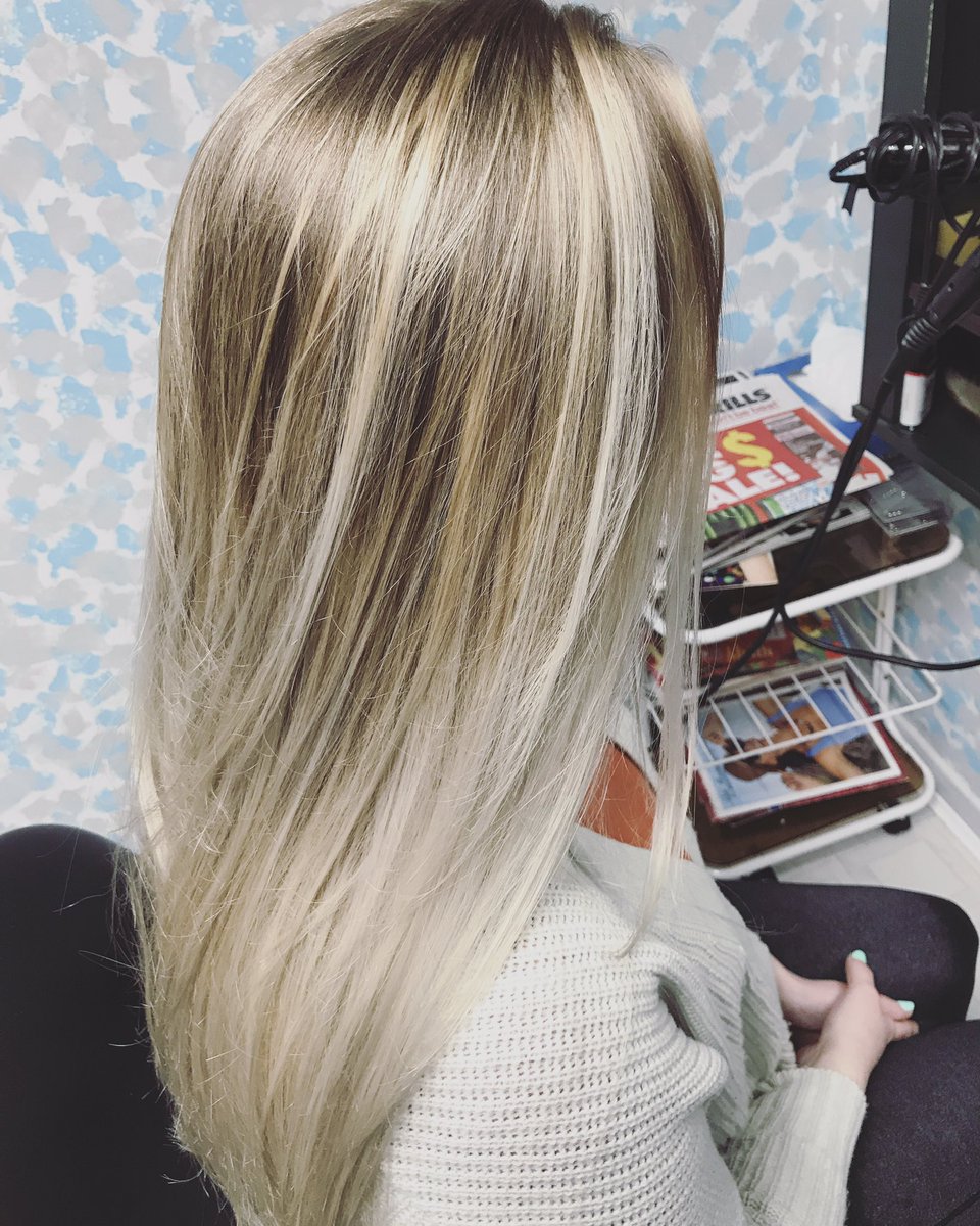 Freshened up the best before her trip! #balyage #blonde #babe #eurotrip #paidinbuttertarts #behindthechair #licensedtocreate