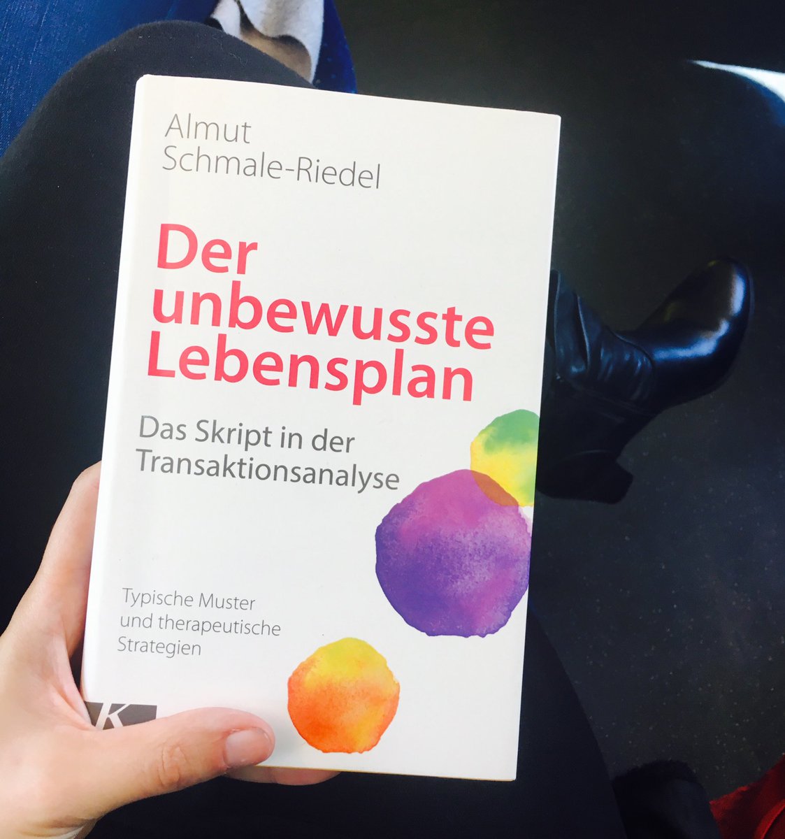 PsyBeratung_ZH's tweet photo. Buchempfehlung #Transaktionsanalyse #Lebensskriptmuster #Psychologie #Entwicklungspsychologie #Psychodynamik #schmale-riedel @KoeselVerlag https://t.co/ZWemNfPUCG
