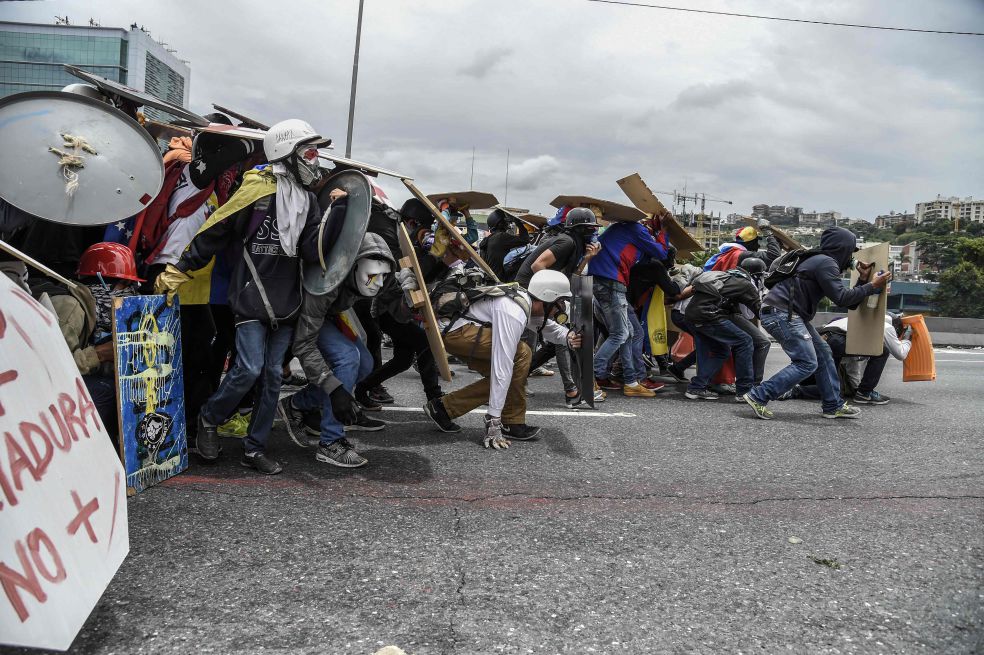 elespectador's tweet photo. La generación de la revolución: universidades se unen a protestas contra Nicolás Maduro
https://t.co/EAGWfTY8a4 https://t.co/6WzToReuVr