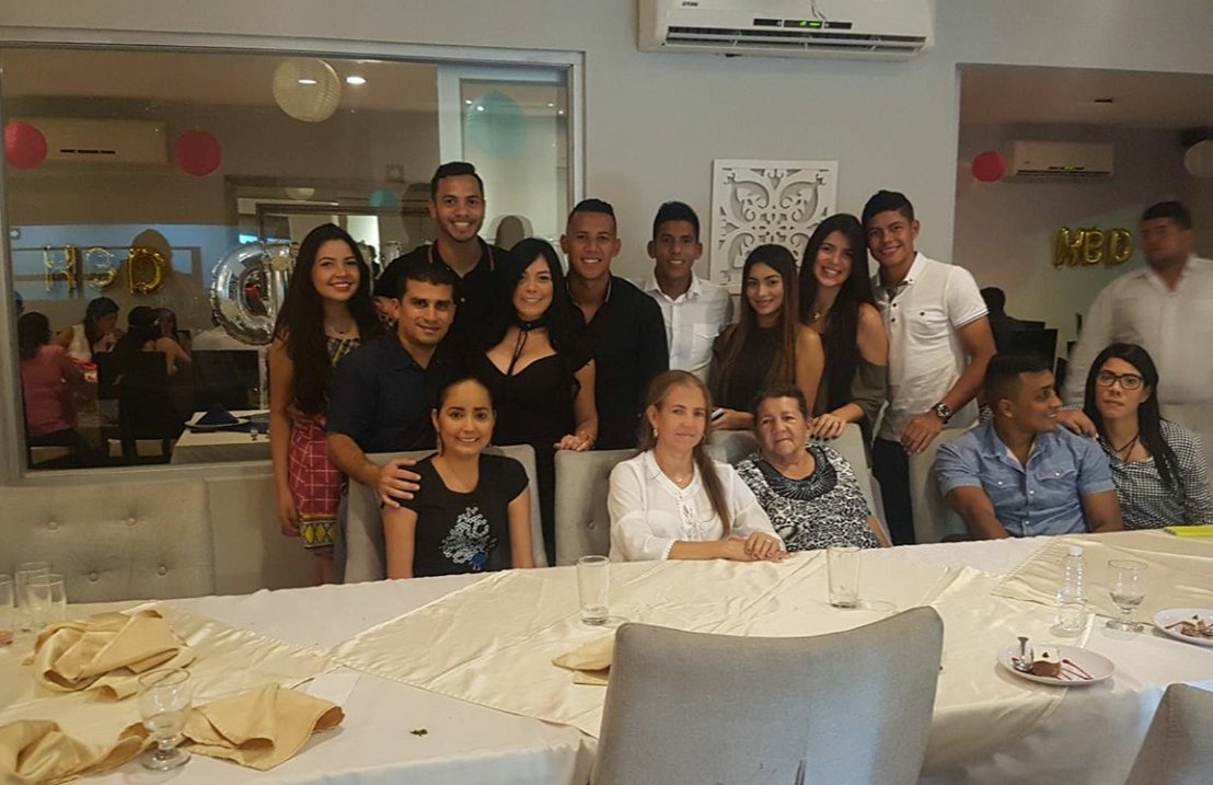 BilbaoCarolinaa's tweet photo. #BirthdayJames 🎉🎊🎁 https://t.co/x2kecOt8SU