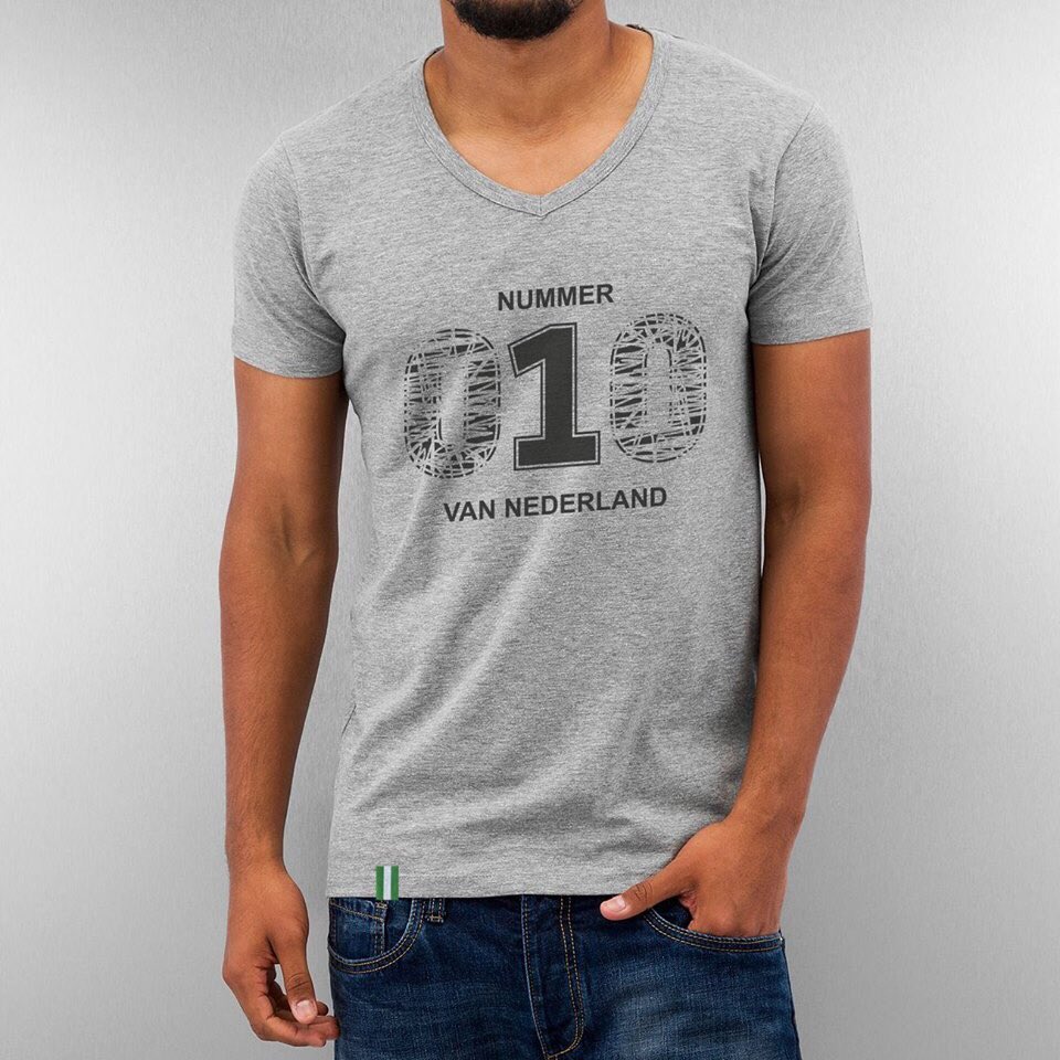 arjenvanriel's tweet photo. Dit weekend wordt @Feyenoord kampioen. Dus bedacht @carenza een gers shirt. Gewoon te bestellen op Facebook: https://t.co/EMczKY0oXQ https://t.co/UDE254MN0h