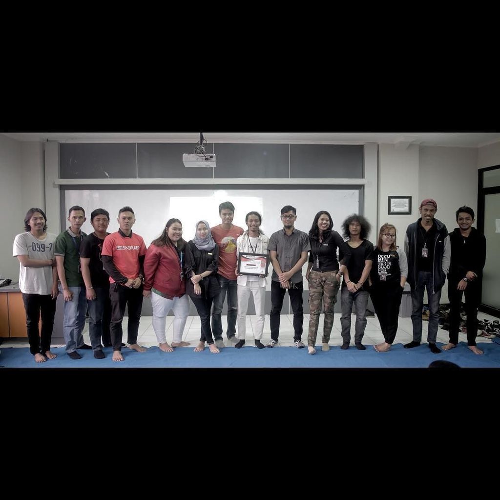 Sindikat_8's tweet photo. Kami adalah Sindikat8; muda, semangat, kreatif, solid, dan penuh gairah!
.
Perkenalkan squad kami; @danufadelz @ed… https://t.co/tzR62UzaLp https://t.co/SSzetcxuSx