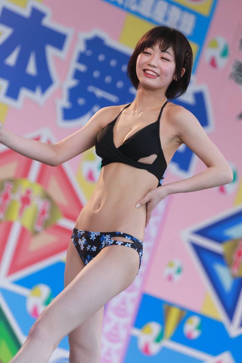 ななお 17 5 4 博多どんたく 港本舞台 アイドル水着ファッションショー くるーず 夏野大空 その２ さらにバキバキが分かる写真を 選択基準がマニアック過ぎて誰もいいねしない予感w どんたく 夏野大空 くるーず