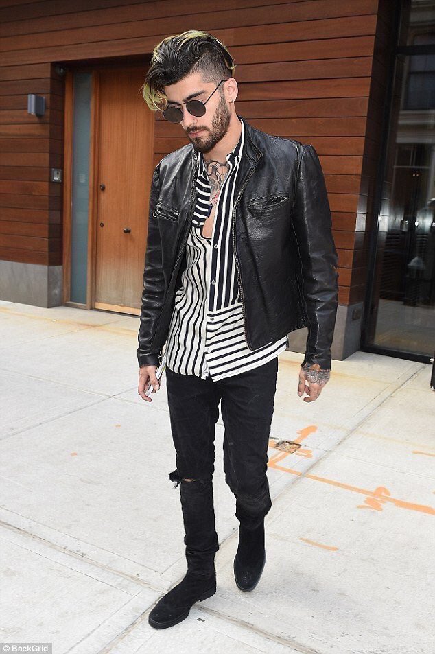 1D_24hNews's tweet photo. Zayn out in New York City yesterday!!!

#ZaynMalik #Zayn #Malik #STILLGOTTIMEVIDEO https://t.co/Bg8U86kCvA