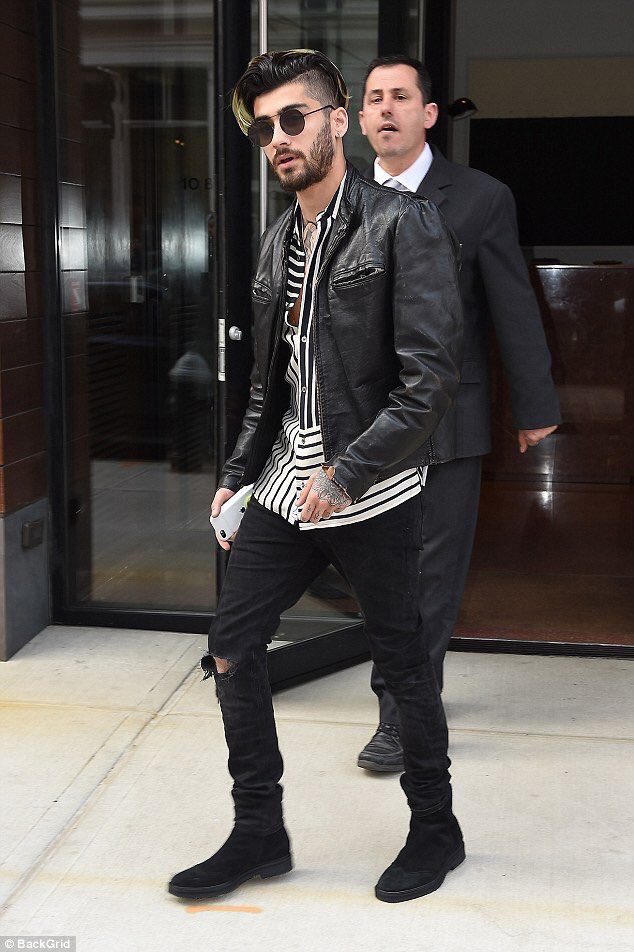 1D_24hNews's tweet photo. Zayn out in New York City yesterday!!!

#ZaynMalik #Zayn #Malik #STILLGOTTIMEVIDEO https://t.co/KiOCsvOl3p