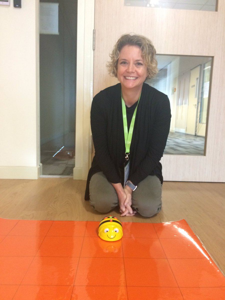 KelliBuxton's tweet photo. Making authentic curricular and #coding ties with @GynelleGaskell #rethinkingnum https://t.co/XW2xTIlrDp