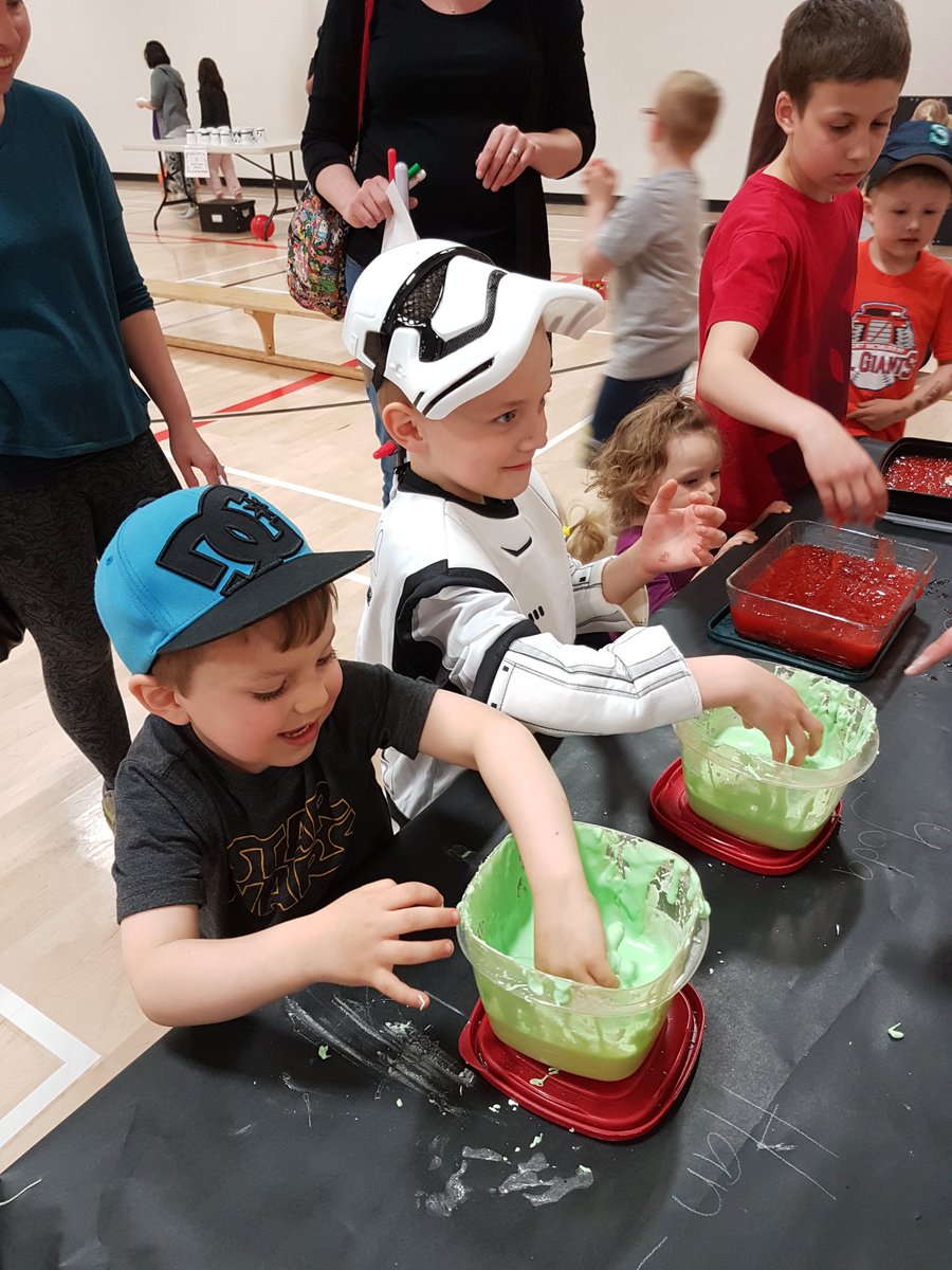 MrsKristenRose's tweet photo. ECDP friends having fun @thickwoodArts  family fun night! @FMPSDEarlyLearn https://t.co/xDWquo250V