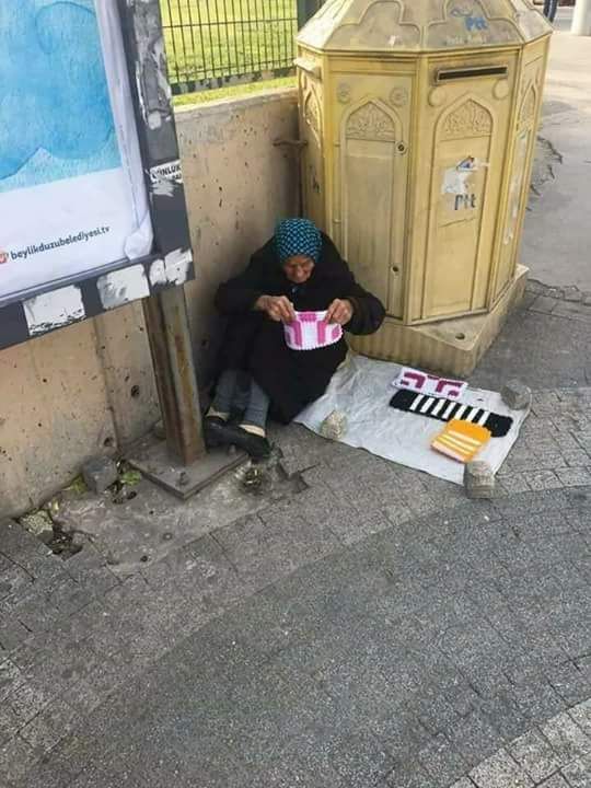 TuhafAmaGercek's tweet photo. Bu teyzemiz 98 yaşında. Beylikdüzü Migros köşede, ördüğü lifleri satarak hayata tutunuyormuş. Paylaşıp destek verelim. https://t.co/B0eyi451Oh