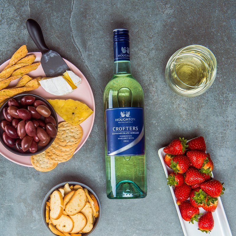 It’s International #SauvBlanc day, we’re cheerings with a glass of Crofters Sauvignon Blanc Semillion for something different #HoughtonWines