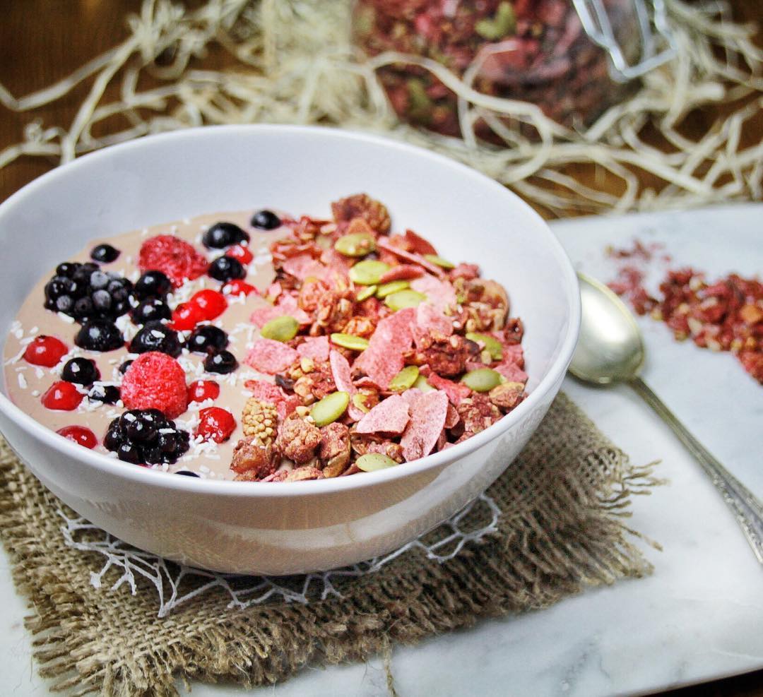 lucyrockspaleo's tweet photo. Want a superstar 🌟 Friday then try The.Vegan.Option Group's  Raw Cacao Super Bowl topped with our Glowing Granola 🌟 https://t.co/fgjnqL2TgI