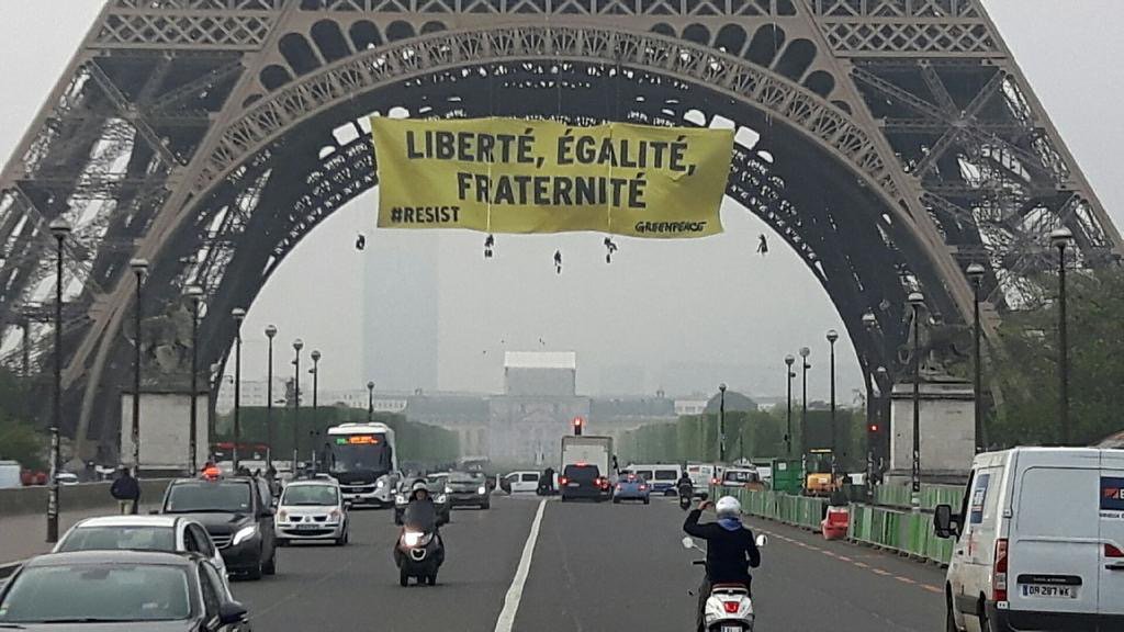 LesNews's tweet photo. Greenpeace déploie une banderole de 300m2 sur la Tour Eiffel contre Marine Le Pen #presidentielle2017 /via  @philippe_rande https://t.co/Y9AtSwfCeV