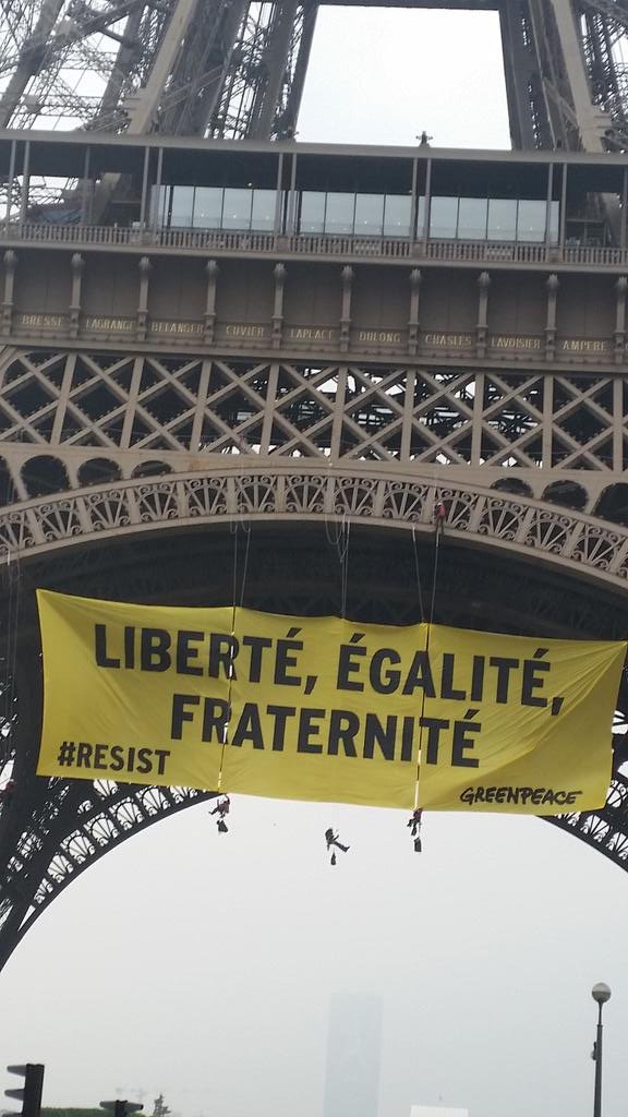 LesNews's tweet photo. Greenpeace déploie une banderole de 300m2 sur la Tour Eiffel contre Marine Le Pen #presidentielle2017 /via  @philippe_rande https://t.co/Y9AtSwfCeV