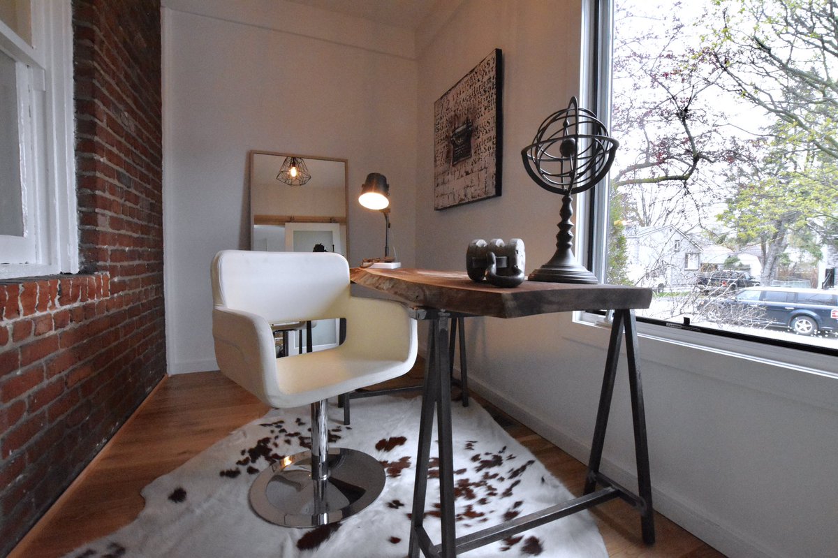 HopeDesigns's tweet photo. #sneakpeak #Etobicokestaging super desirable neighbourhood by the lake won't last long! https://t.co/QC9bMiCgoP